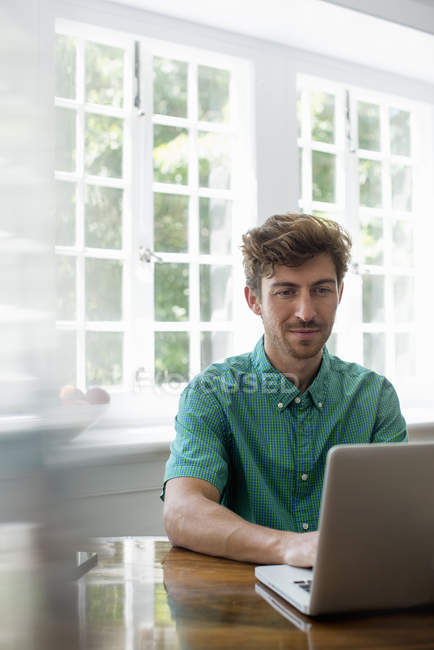 Uomo che utilizza un computer portatile. — Foto stock