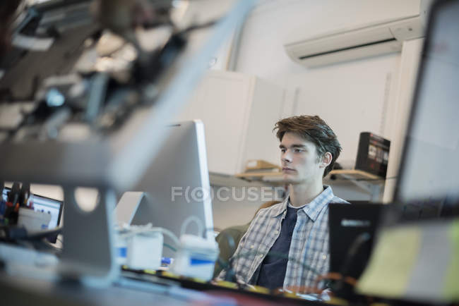 Человек сел за компьютер — стоковое фото