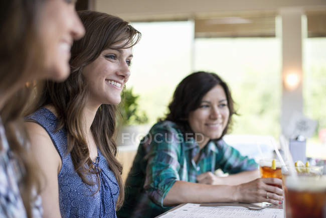 Amici che mangiano in una tavola calda — Foto stock