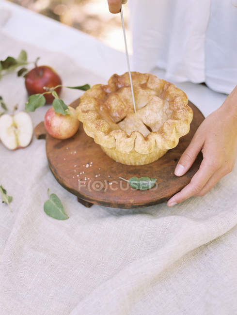 Жінка ріже яблучний пиріг — стокове фото