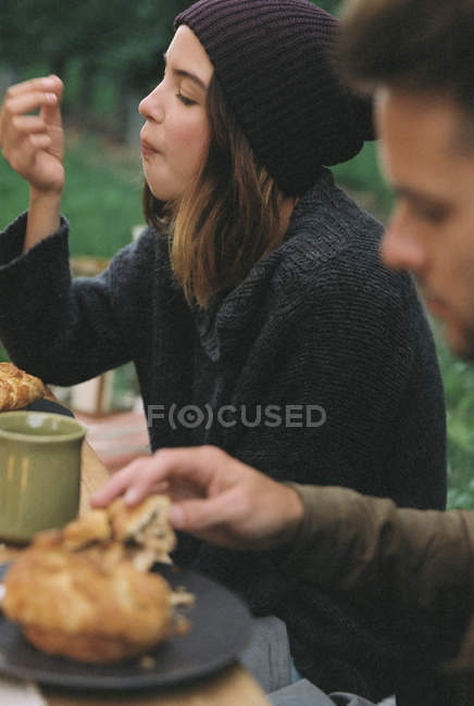 Couple manger dans le verger de pommes — Photo de stock