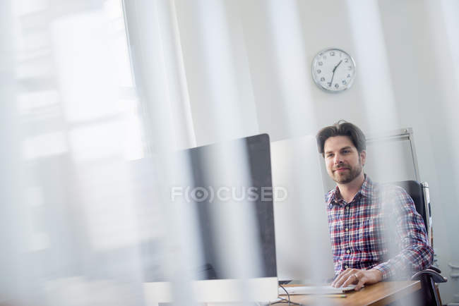 Man seated at a desk. — Stock Photo