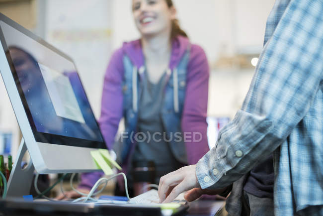 Menschen in einer Computerwerkstatt — Stockfoto