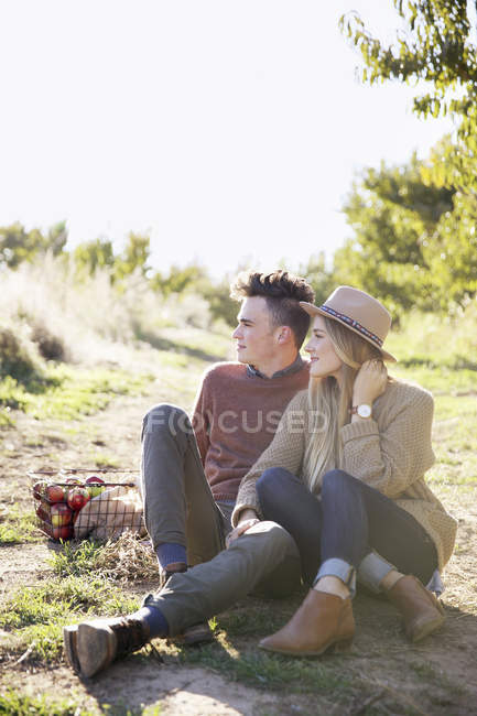 Couple sitting on the ground — Stock Photo