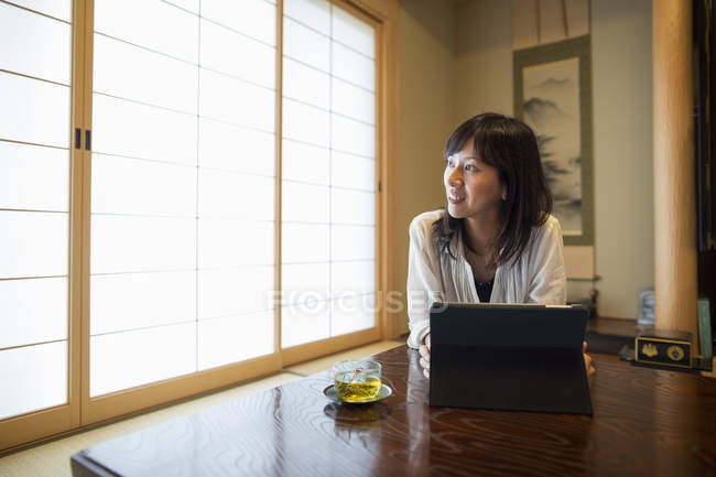 Mujer con ordenador portátil - foto de stock