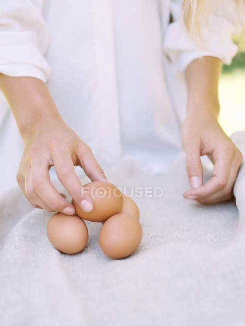 Жінка тримає свіжі яйця . — стокове фото
