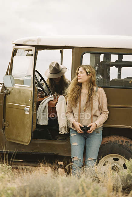 Mujeres en un viaje por carretera - foto de stock