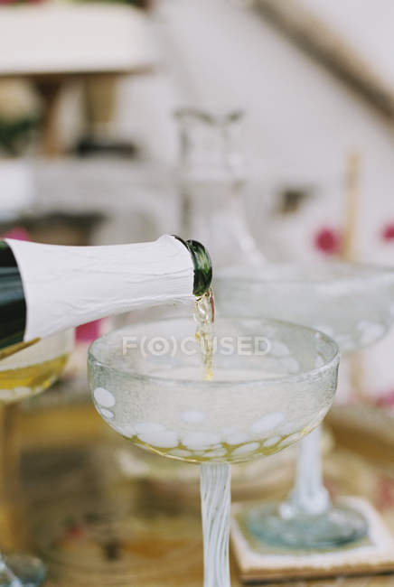Шампанське наливається з пляшки в склянку — стокове фото