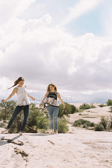 Boho mulheres correndo no deserto — Fotografia de Stock