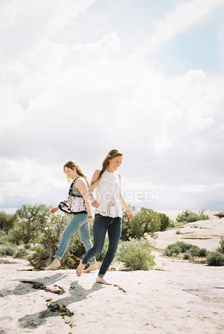 Mujeres Boho corriendo en el desierto - foto de stock