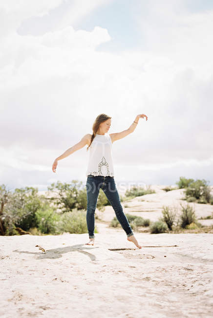 Donna scalza che indossa jeans — Foto stock
