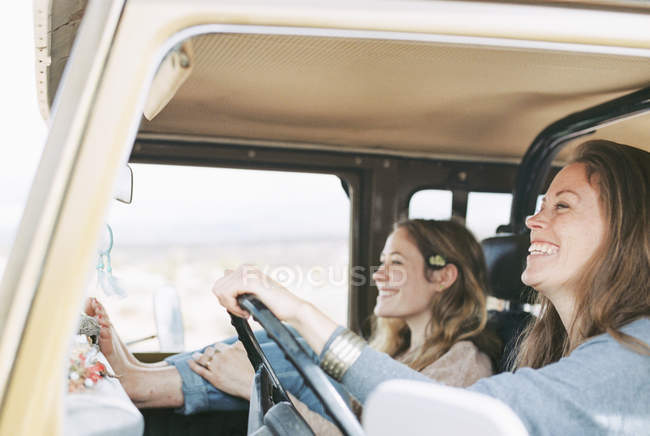 Two women on an outing in jeep — Stock Photo