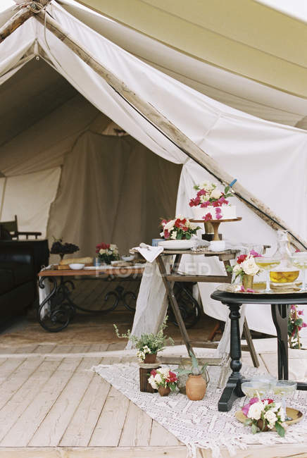 Comida e bebida em mesas fora de uma tenda — Fotografia de Stock