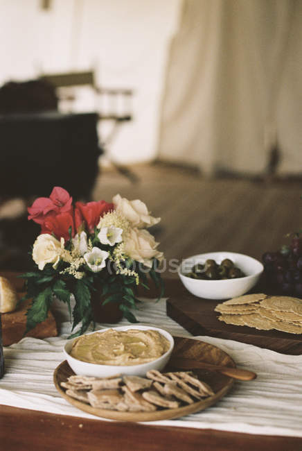 Чаши с хумусом и оливками — стоковое фото