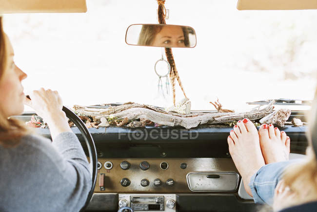 Women traveling in car — Stock Photo