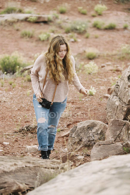 Femme marchant dans le désert . — Photo de stock