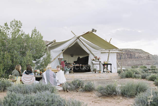 Freunde genießen ein Essen im Freien im Zelt — Stockfoto
