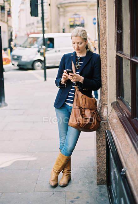 Frau checkt ihr Handy — Stockfoto