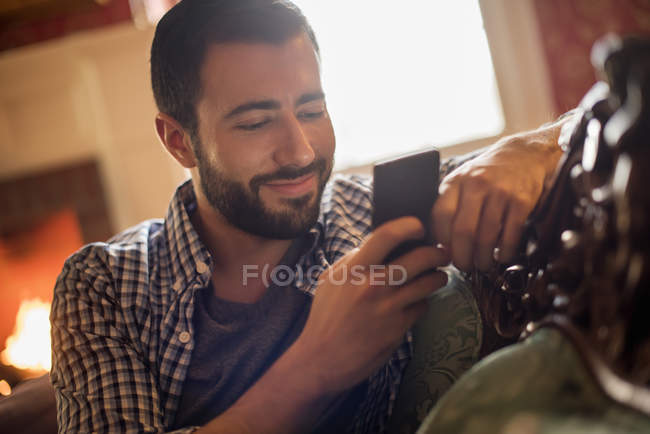 Человек проверяет свой мобильный телефон — стоковое фото