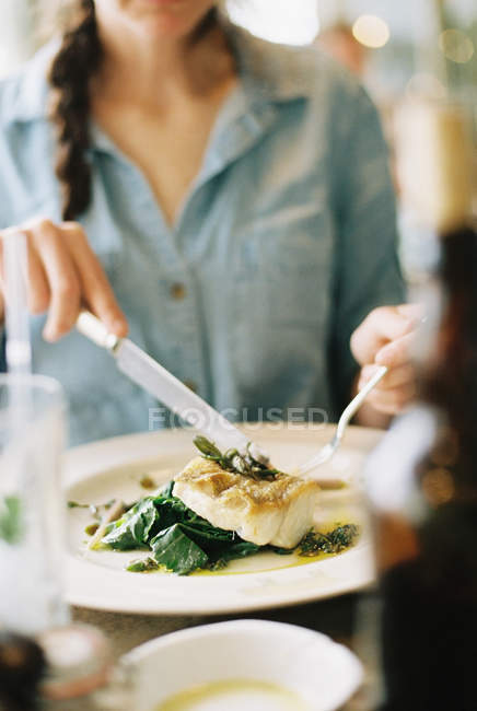 Женщина ест еду — стоковое фото