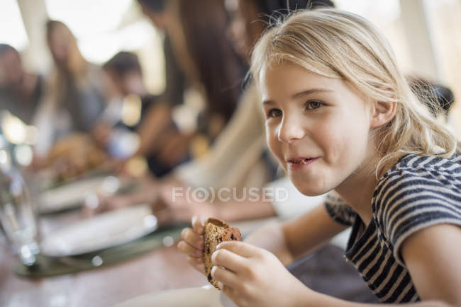 Menina com um grande biscoito . — Fotografia de Stock