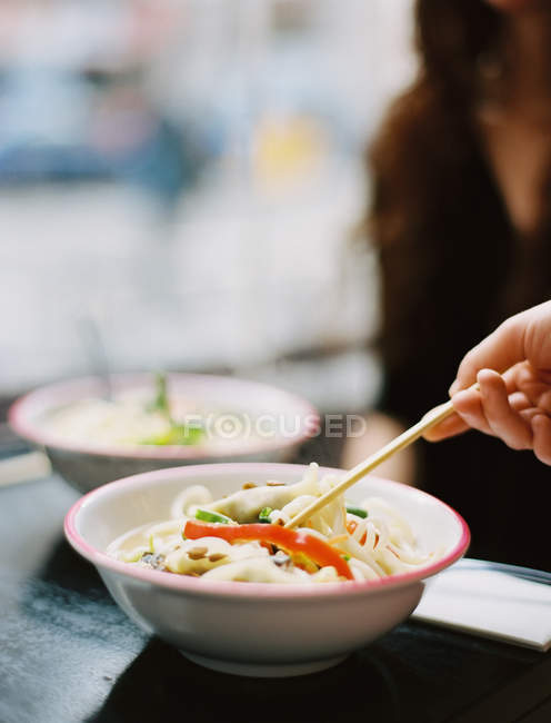 Person 's hand holding chopsticks — стоковое фото