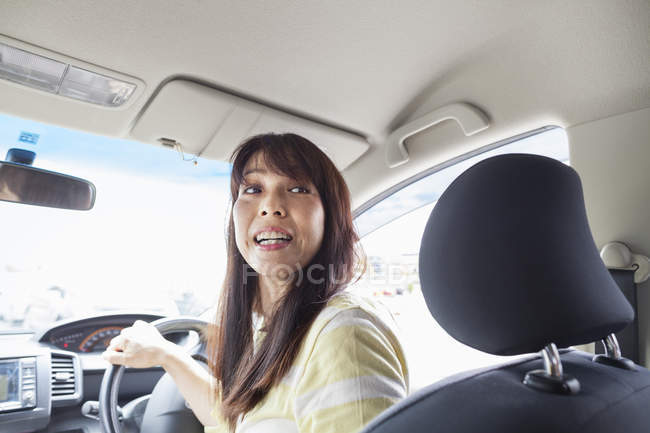 Mulher jovem dirigindo — Fotografia de Stock