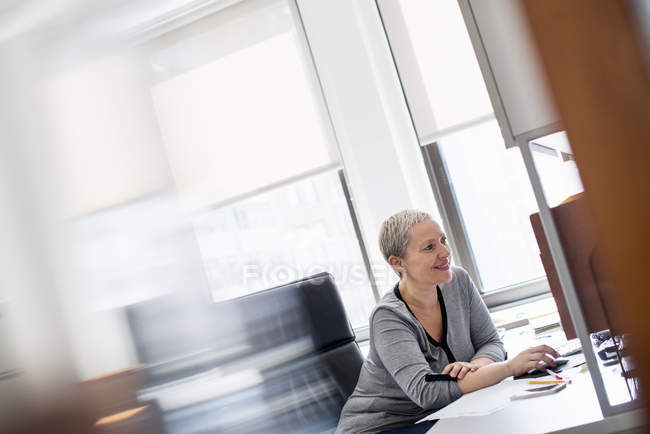 Woman using a computer mouse. — Stock Photo