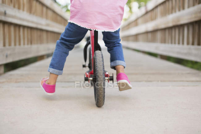 Niño montado en bicicleta - foto de stock
