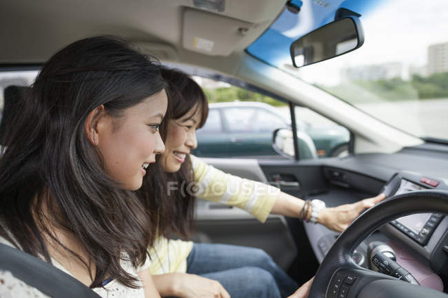 Madre e hija conduciendo - foto de stock
