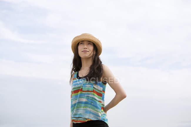 Joven asiático mujer en sombrero - foto de stock