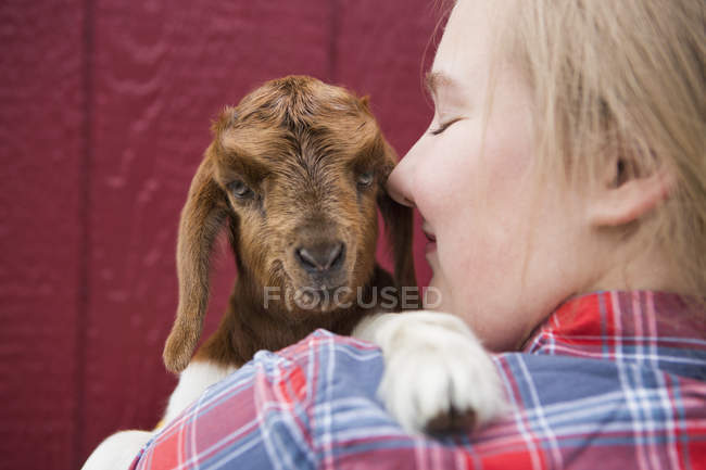 Mädchen kuschelt Ziege. — Stockfoto