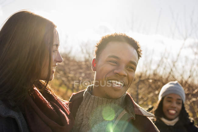 Três amigos ao ar livre em uma caminhada de inverno — Fotografia de Stock