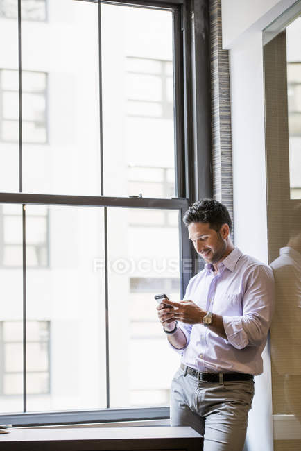 Hombre revisando su teléfono inteligente . - foto de stock