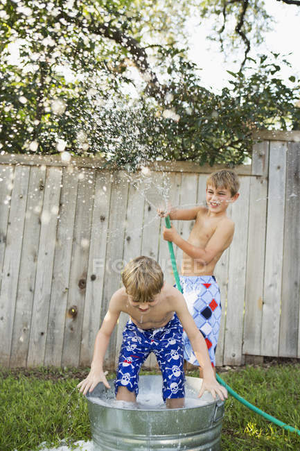 Two brothers playing in garden — Stock Photo