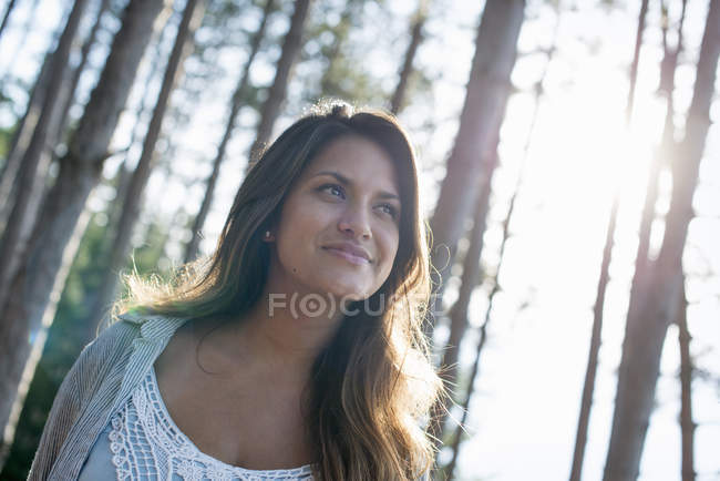 Жінка насолоджується неквапливою прогулянкою в лісі — стокове фото