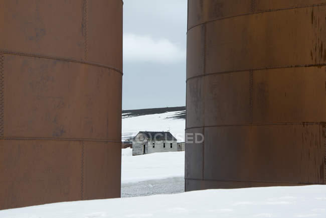 Lados de tanques de metal oxidado - foto de stock