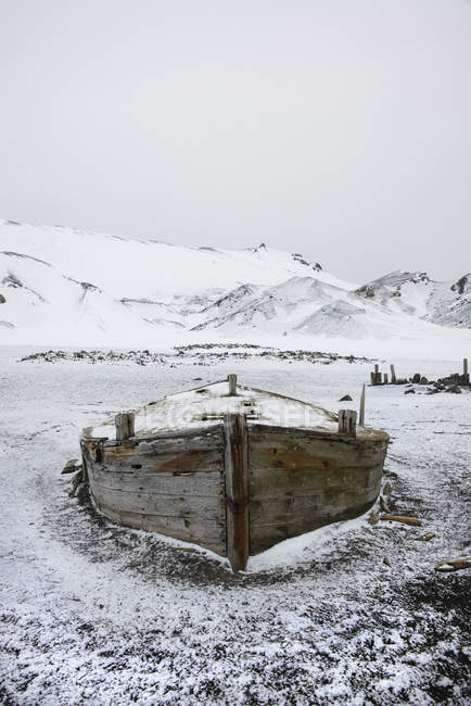 Деревянная лодка на острове обмана — стоковое фото