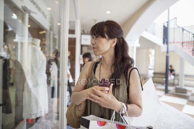 Mujer mirando ropa - foto de stock