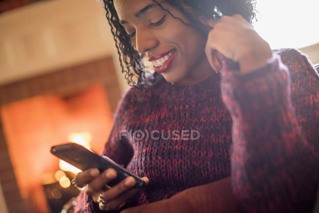 Mujer revisando su teléfono celular - foto de stock