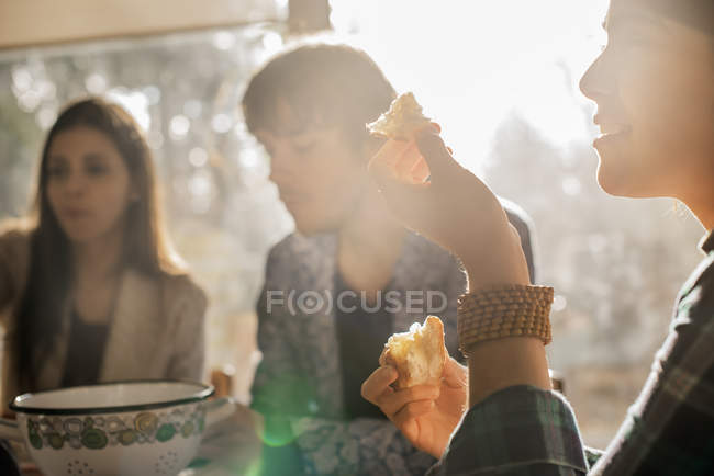 Menschen sitzen an einem Tisch — Stockfoto