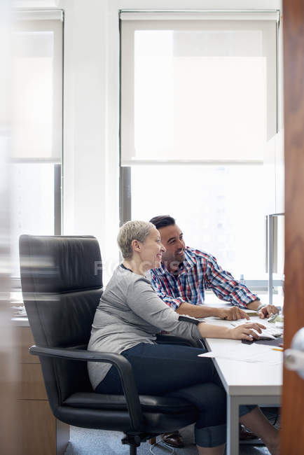 Colleagues working in an office — Stock Photo