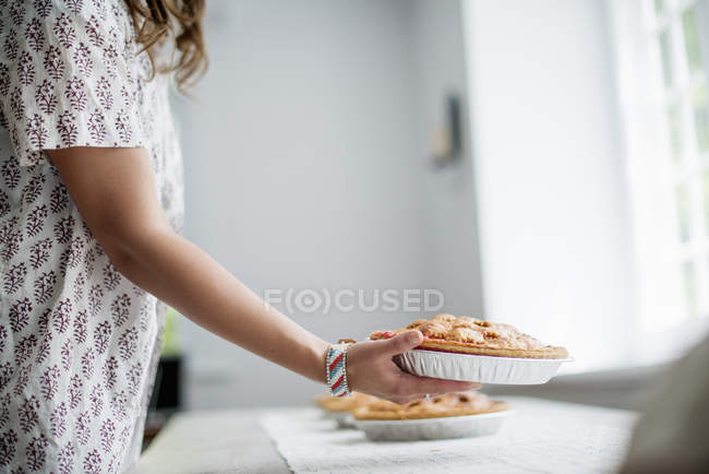 Donna che porta il cibo a un tavolo — Foto stock