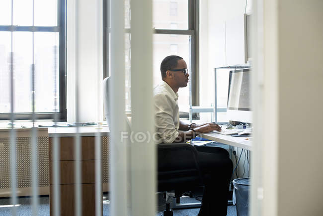 Homme travaillant dans un bureau — Photo de stock