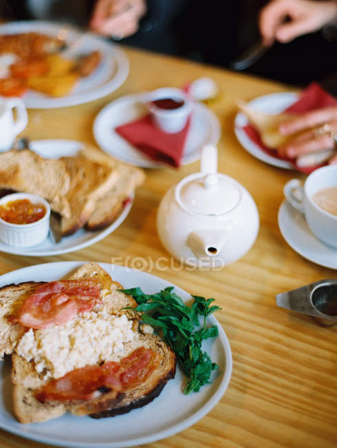 Petit déjeuner de bacon, oeufs et pain grillé — Photo de stock