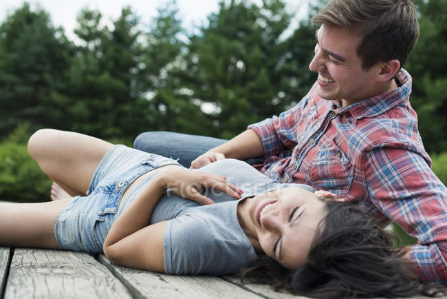 Paar entspannt auf einem Steg — Stockfoto