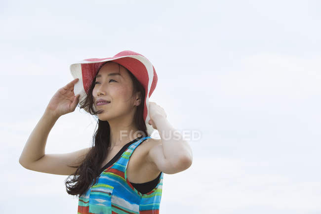Молодая азиатка в шляпе — стоковое фото