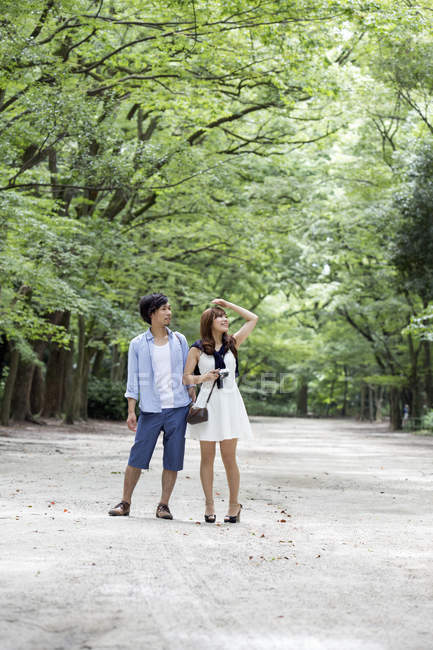 Homem e mulher no parque de Kyoto — Fotografia de Stock