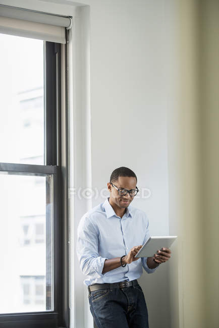 Businessman using a digital tablet — Stock Photo