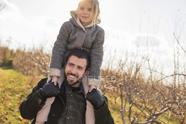 Man giving a child a ride on his shoulders — Stock Photo